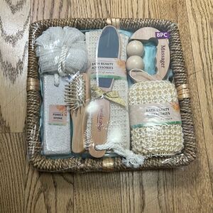 ESSENTIAL DESIGN BATH & SPA GIFT SET IN RATTAN‎ BASKET